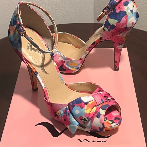 “New” Nina Floral Pumps. - Picture 1 of 6